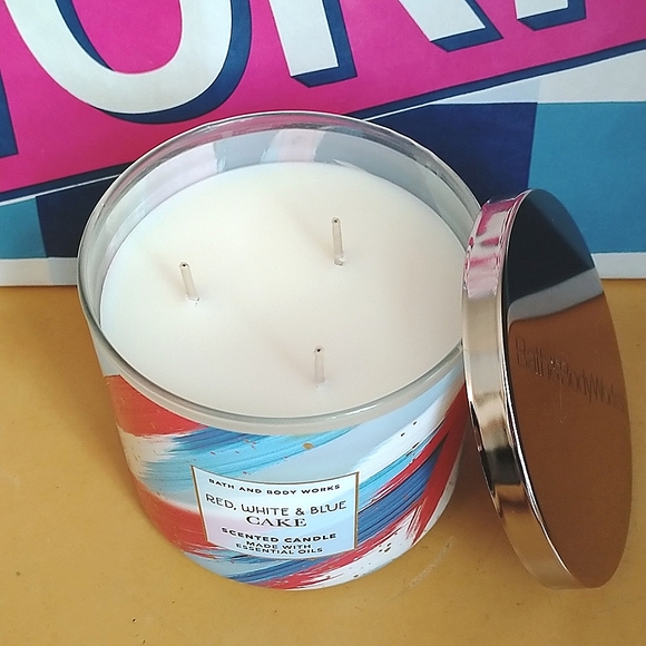 Limited Edition🔥Brand New Bath & Body Works Red, White & Blue Cake Candle - Picture 2 of 3